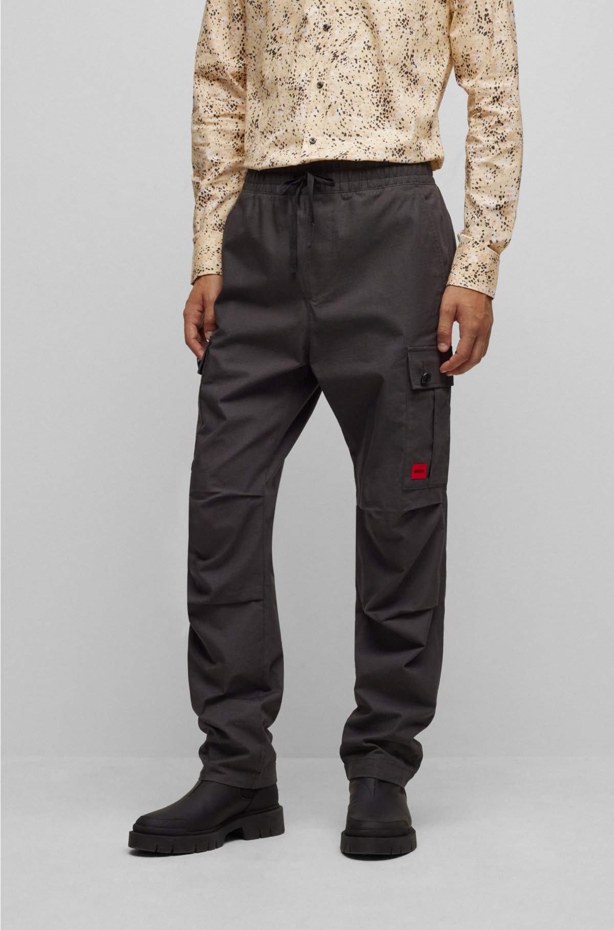 Pantalón cargo en tejido de algodón elástico y bolsillos laterales