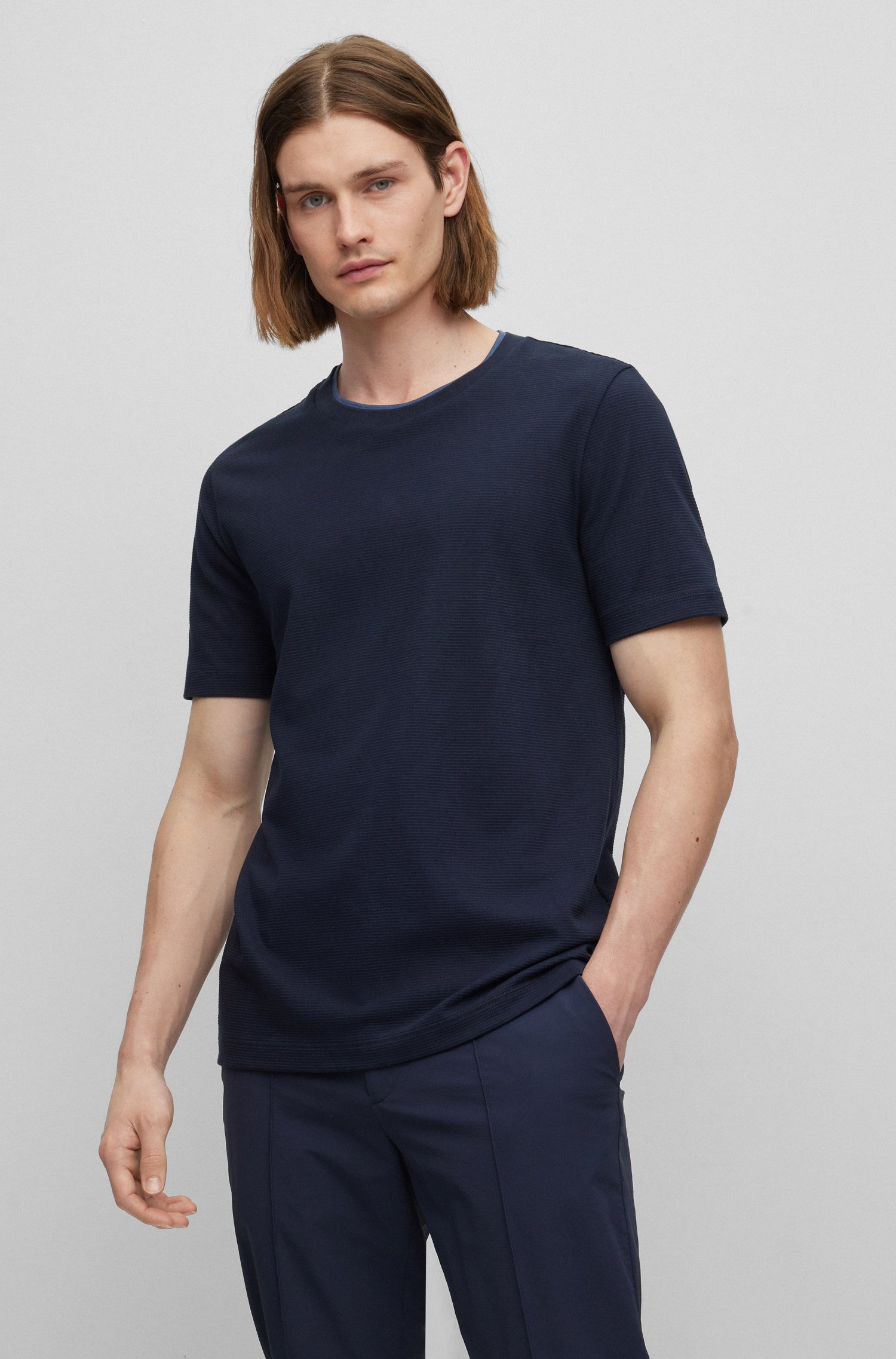 Camiseta slim fit de algodón estructurado con cuello doble