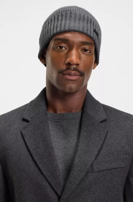 Logo-plaque beanie hat in virgin wool