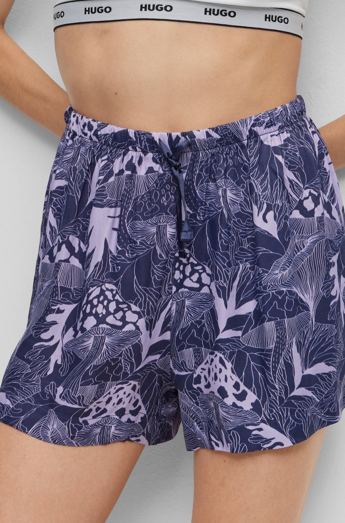 Satin pajama shorts in a seasonal print, Light Purple
