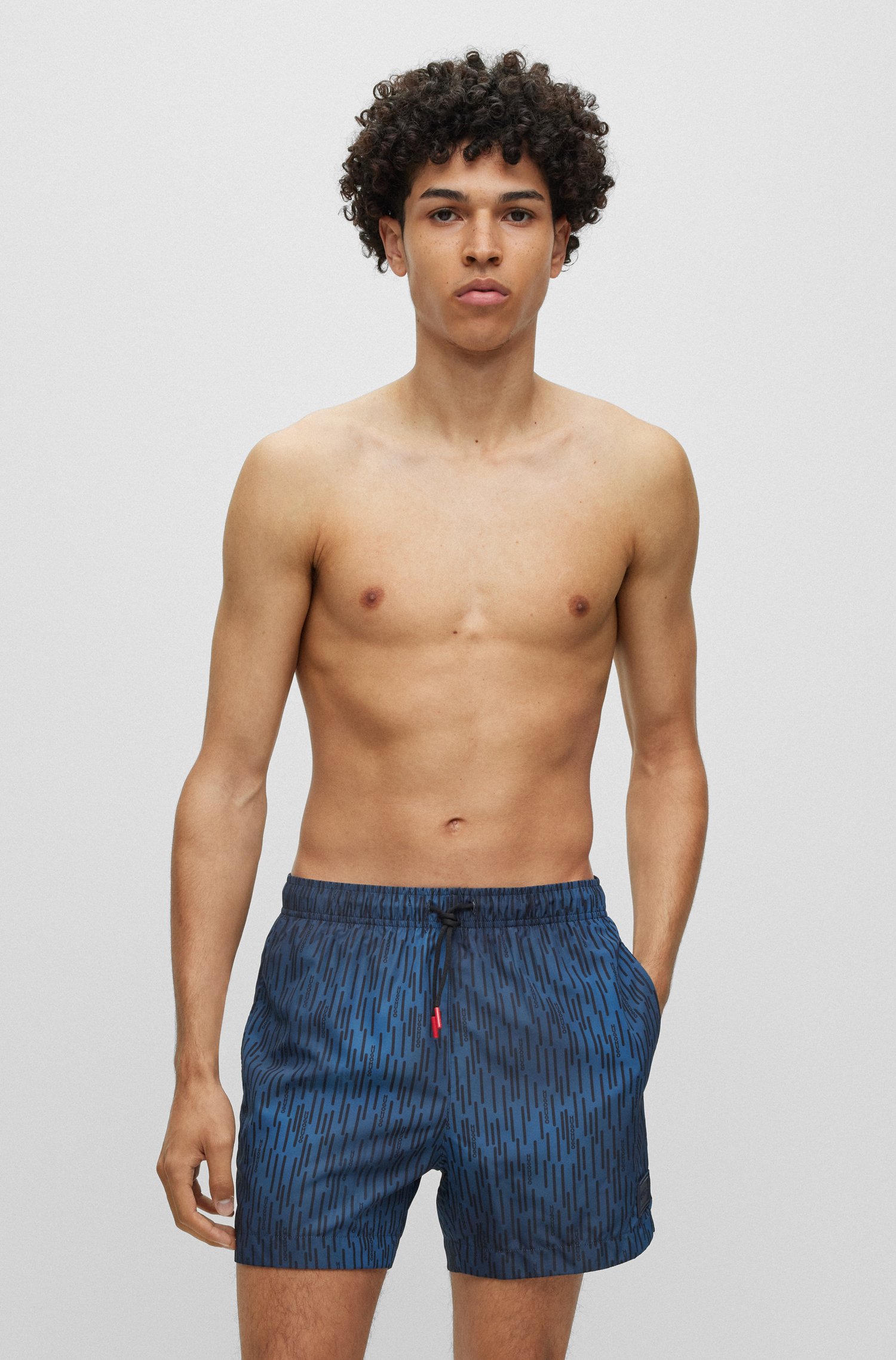 Bañador tipo shorts de secado rápido con estampado característico la marca