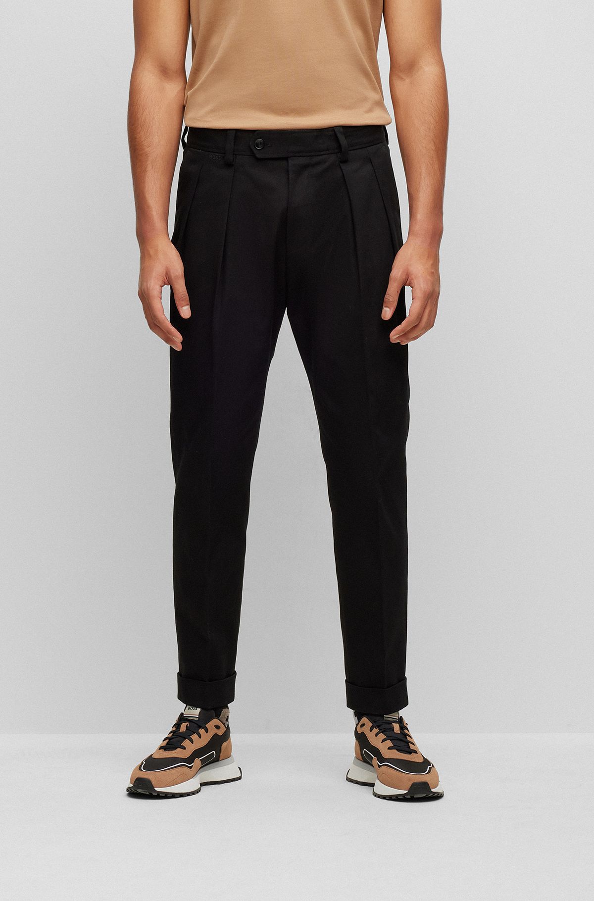 Pantalon Relaxed Fit en coton stretch avec plis sur le devant, Noir