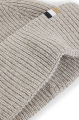 Gorro de punto de canal&eacute; con detalle de rayas de la marca, Gris claro
