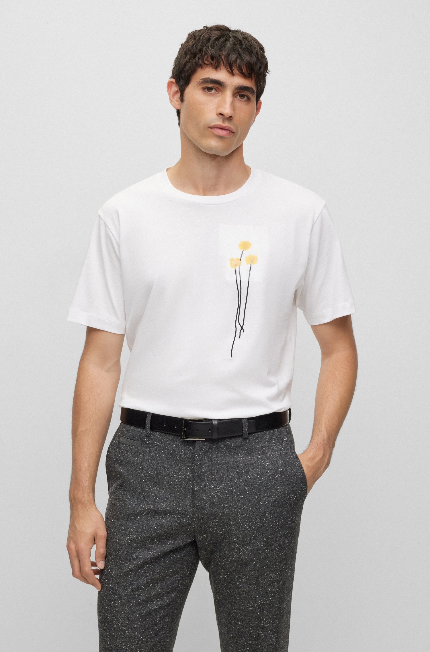 Camiseta de algodón interlock con pétalos flores sintéticos