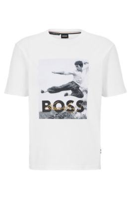 PLAYERA BLANCA HUGO BOSS MANGA Y HOMBRO CON LETRAS.