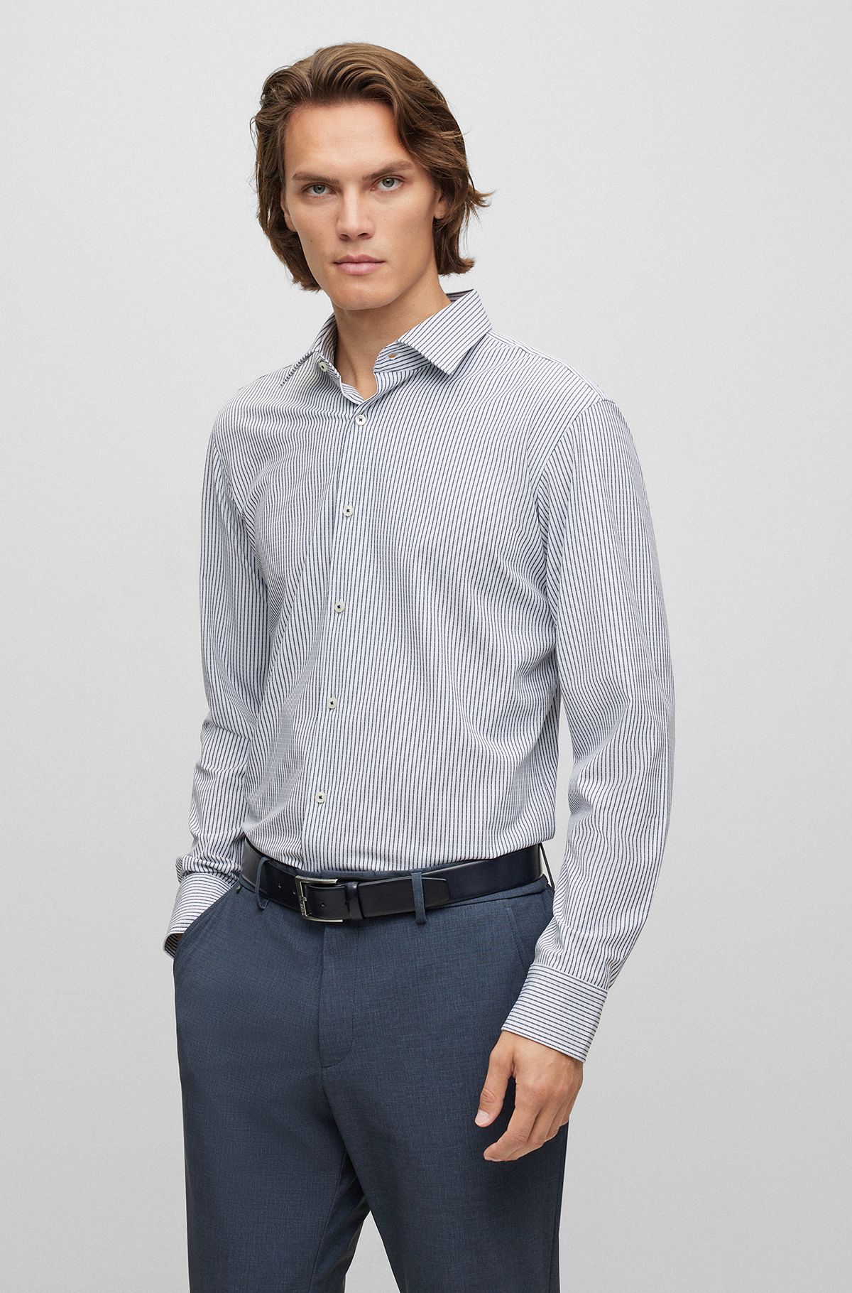 Camisa regular fit de tejido a rayas con cuello Kent, Azul oscuro