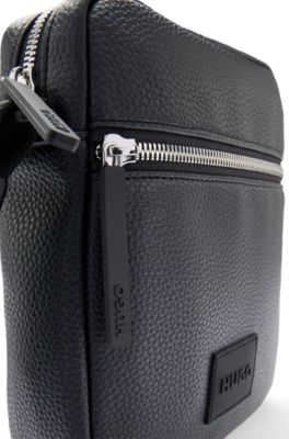 Sac reporter en similicuir avec patch logo gomm&eacute;, Noir