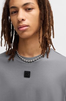 Camiseta en algod&oacute;n interlock con insignia met&aacute;lica con logo apilado, Gris claro