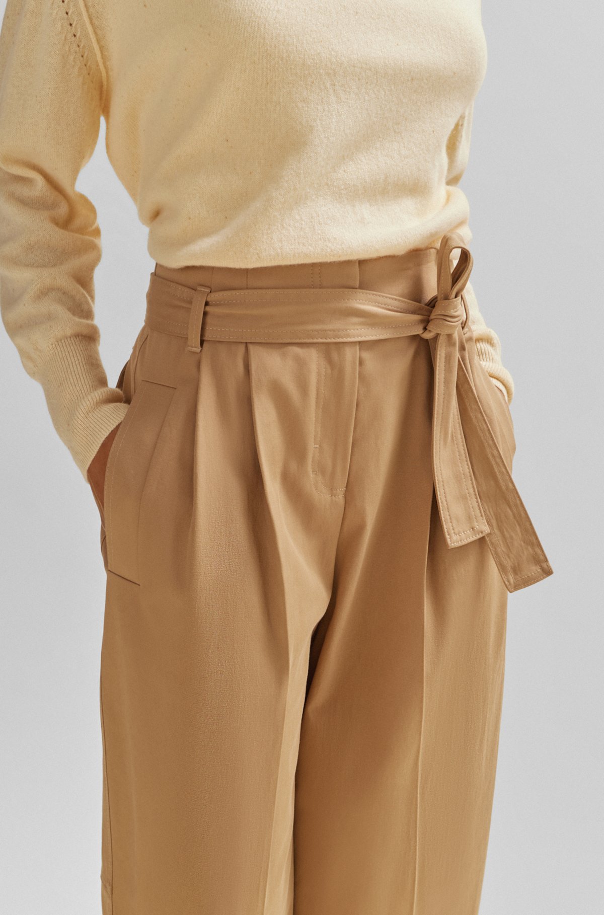 Pantalon large fuselé avec ceinture en tissu, Beige