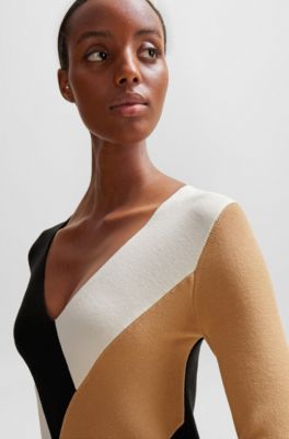 Long-sleeved knitted dress with ribbed structure and V neckline, Patterned