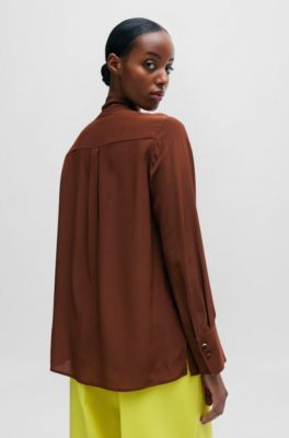 Blusa relaxed fit de seda lavada con lazo en el cuello, Marr&oacute;n