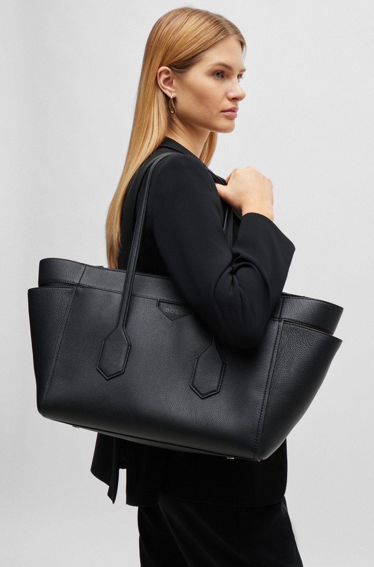 Tote bag in grained leather with embossed logo, Black