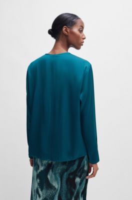Blusa relaxed fit en seda el&aacute;stica con cierre de ojo de cerradura, Cal