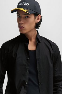 Camisa slim fit de algod&oacute;n el&aacute;stico con pu&ntilde;os bordados, Negro