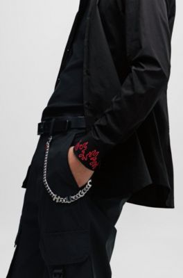 Camisa slim fit de algod&oacute;n el&aacute;stico con pu&ntilde;os bordados, Negro