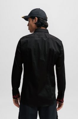 Camisa slim fit de algod&oacute;n el&aacute;stico con pu&ntilde;os bordados, Negro