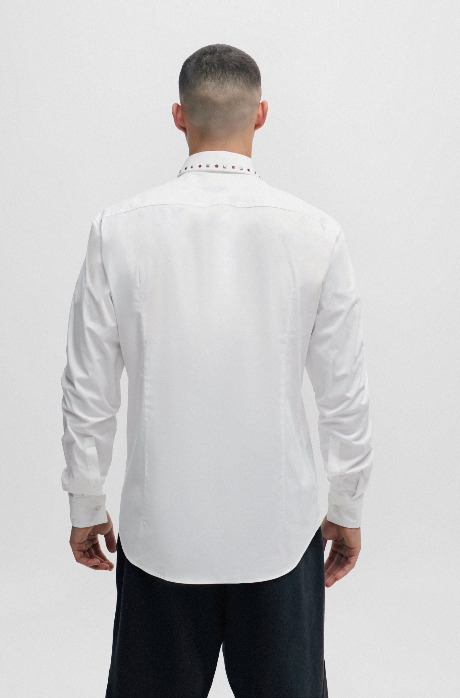 Camisa extra slim fit de algodón elástico con tachuelas en el cuello