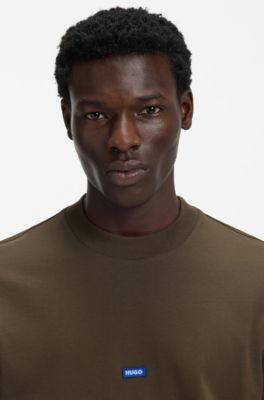 Camiseta de algod&oacute;n con cuello de canal&eacute; e insignia con logo, Marr&oacute;n oscuro