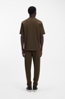 Camiseta de algod&oacute;n con cuello de canal&eacute; e insignia con logo, Marr&oacute;n oscuro