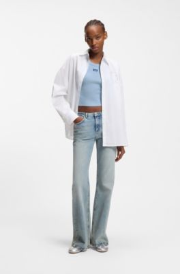 D&eacute;bardeur court en coton stretch avec &eacute;tiquette logo bleue, bleu clair