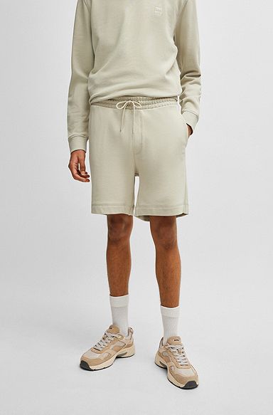 Shorts regular fit en felpa de algodón con insignia de logo, Beige claro