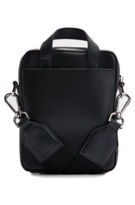 Sac port&eacute; crois&eacute; en cuir structur&eacute; avec logo en m&eacute;tal, Noir