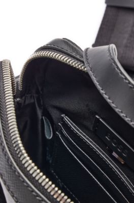 Sac port&eacute; crois&eacute; en cuir structur&eacute; avec logo en m&eacute;tal, Noir