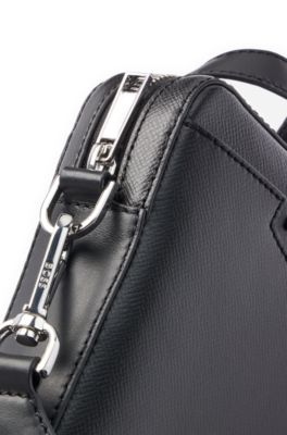 Sac port&eacute; crois&eacute; en cuir structur&eacute; avec logo en m&eacute;tal, Noir