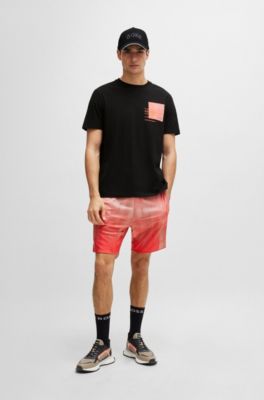 Camiseta regular fit de algod&oacute;n con ilustraci&oacute;n de temporada, Negro