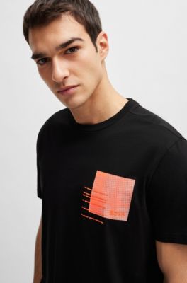 Camiseta regular fit de algod&oacute;n con ilustraci&oacute;n de temporada, Negro