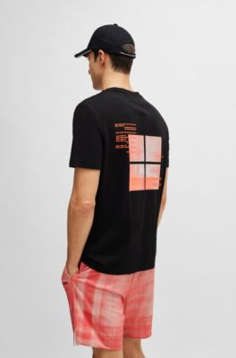 Camiseta regular fit de algod&oacute;n con ilustraci&oacute;n de temporada, Negro