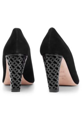 Zapatos de tac&oacute;n de ante con estructura de monogramas en el tac&oacute;n, Negro