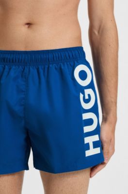 Ba&ntilde;ador tipo shorts con logo estampado vertical, Azul