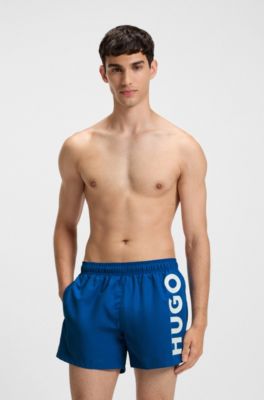Ba&ntilde;ador tipo shorts con logo estampado vertical, Azul