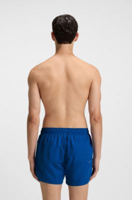 Ba&ntilde;ador tipo shorts con logo estampado vertical, Azul