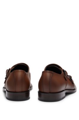 Zapatos de piel lisa con dos hebillas de metal, Marr&oacute;n