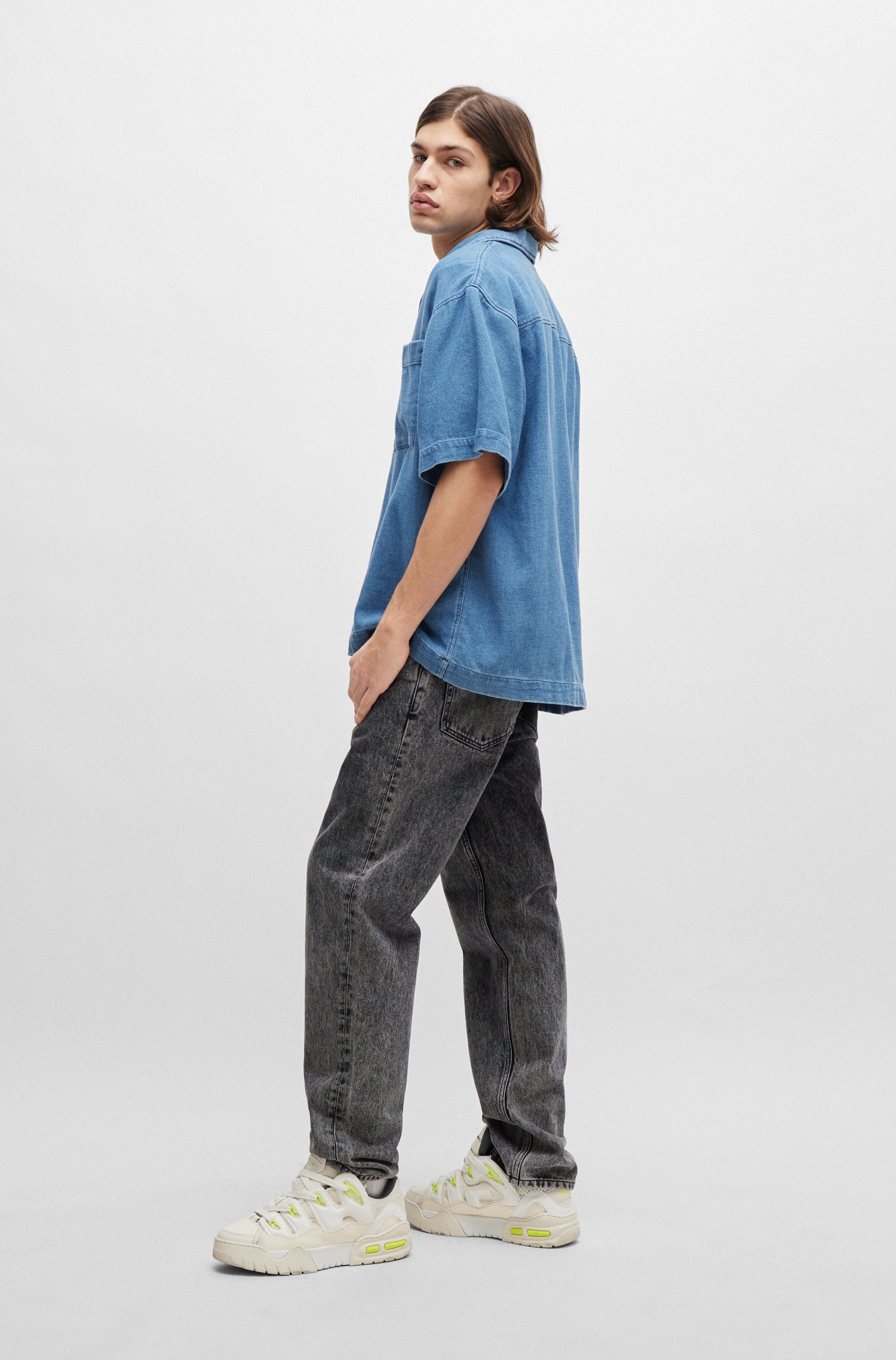 Camisa de manga corta oversize fit en denim algodón azul