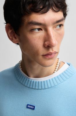Pull en maille de coton avec &eacute;tiquette logot&eacute;e bleue, bleu clair