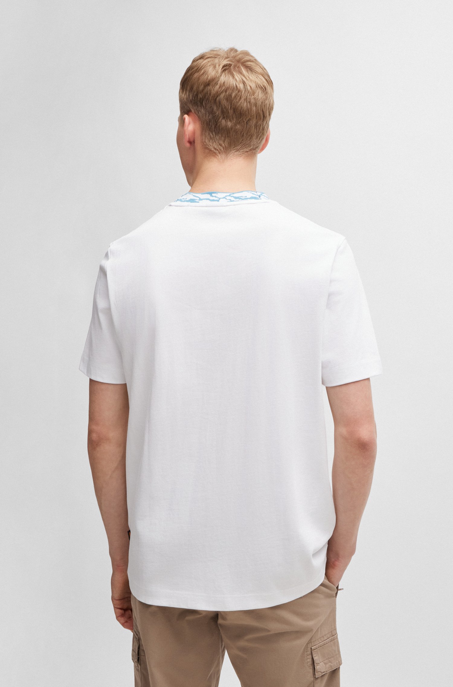 Camiseta regular fit en punto de algodón con cuello estampado