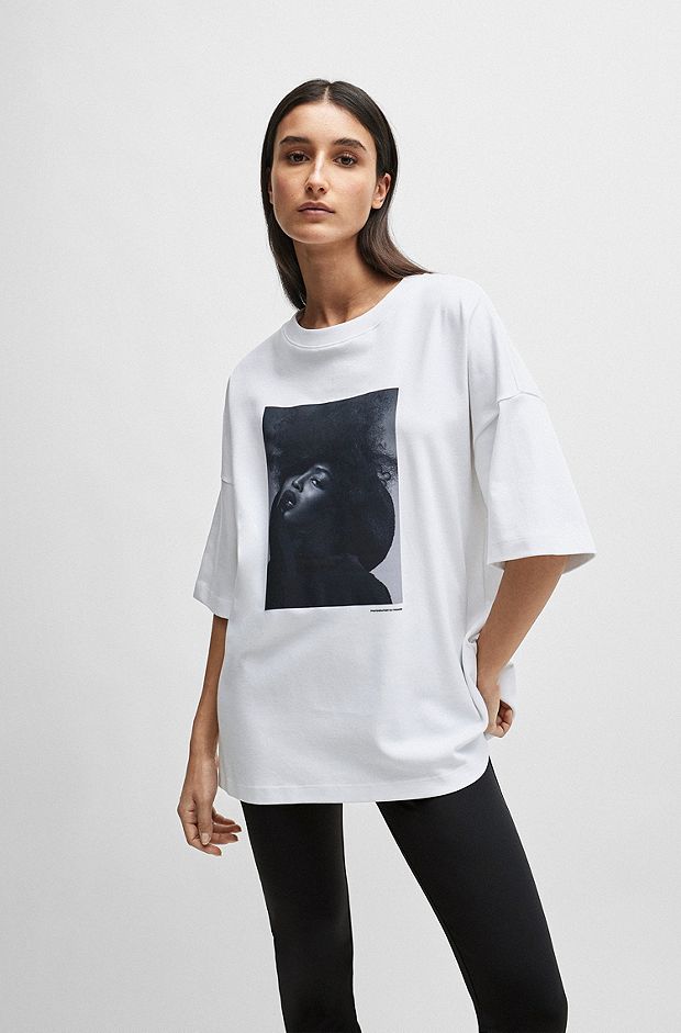 Camiseta NAOMI x BOSS de interlock de algodón con hombros caídos, Blanco