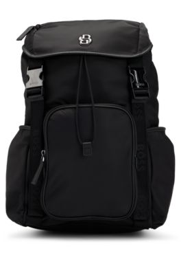 Mochila con cierre de solapa y detalle de monograma Double&nbsp;B met&aacute;lico, Negro