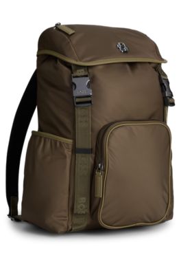 Mochila con cierre de solapa y detalle de monograma Double&nbsp;B met&aacute;lico, Verde oscuro