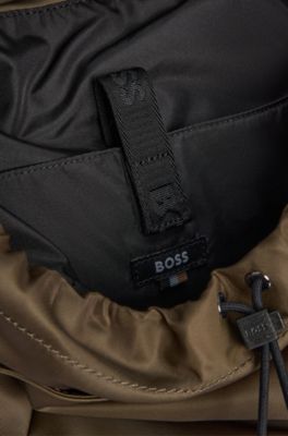 Mochila con cierre de solapa y detalle de monograma Double&nbsp;B met&aacute;lico, Verde oscuro