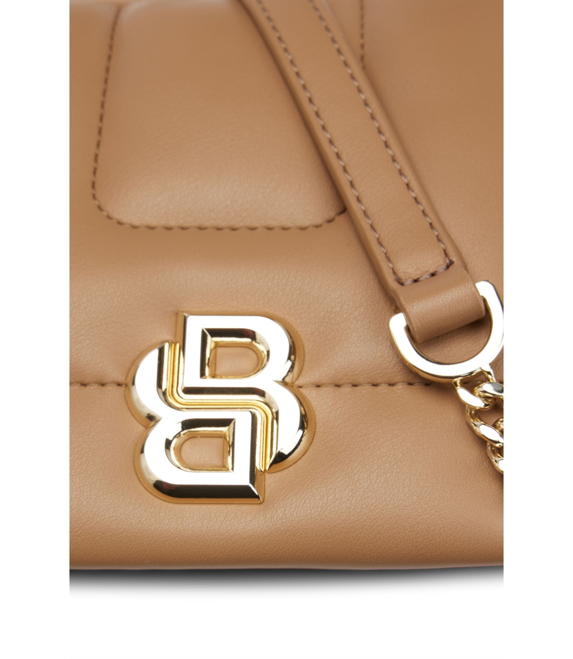 Hugo Boss 真美子夫人愛用　チェーン　ショルダーバッグ　ベージュ Hugo Boss 真美子夫人愛用 チェーン ショルダーバッグ ベージュ