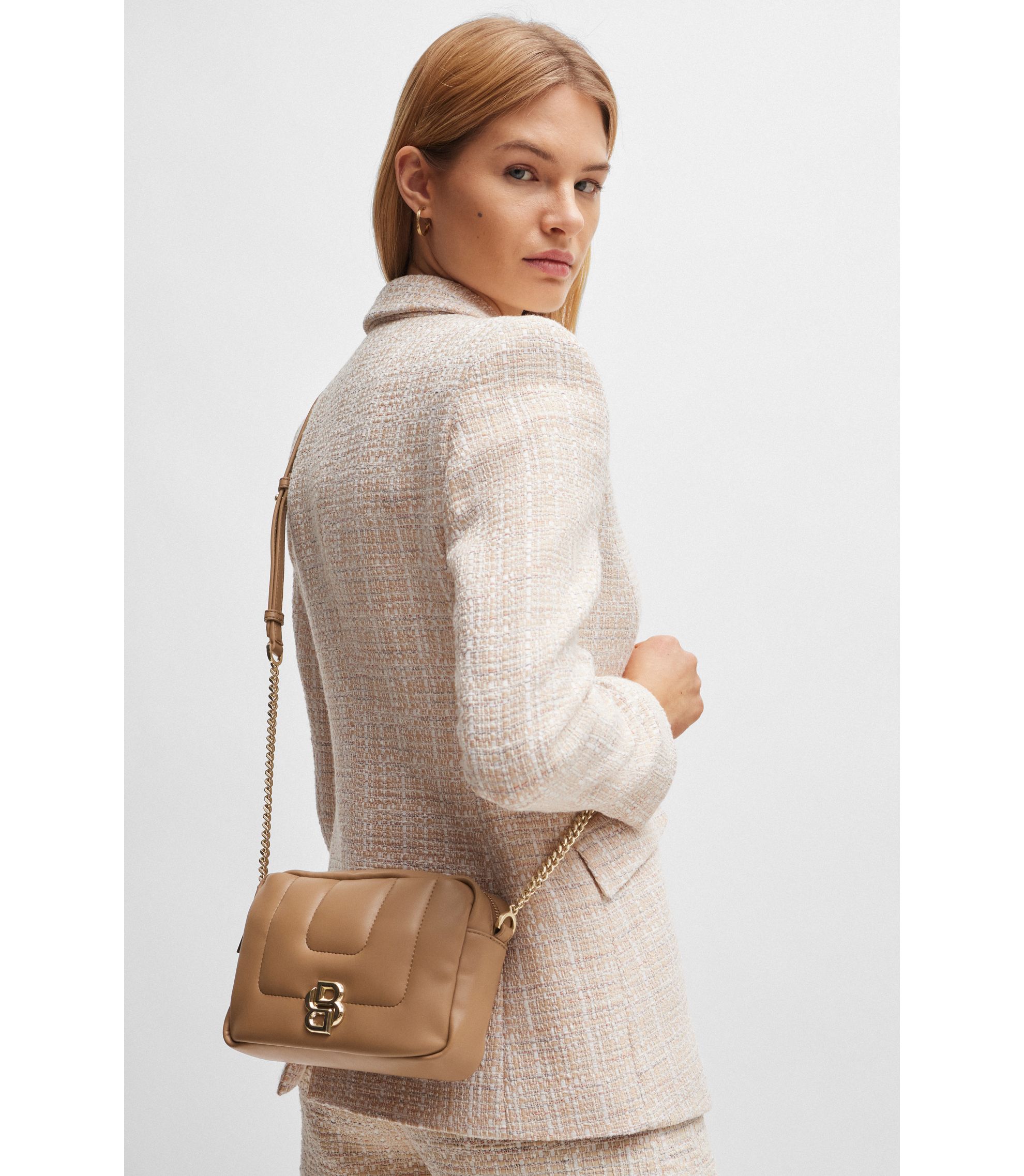 Hugo Boss 真美子夫人愛用　チェーン　ショルダーバッグ　ベージュ Hugo Boss 真美子夫人愛用 チェーン ショルダーバッグ ベージュ