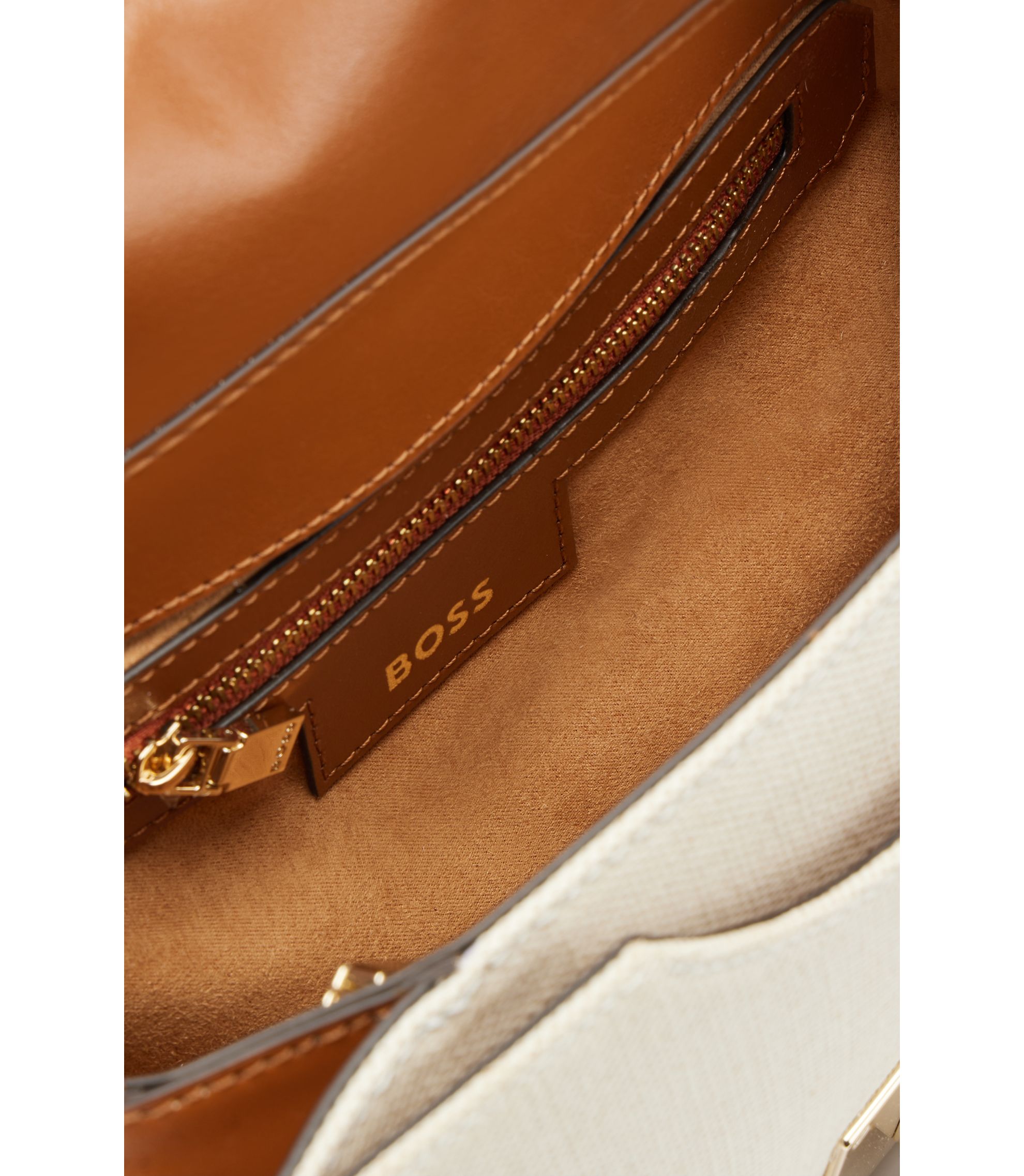 hbna50517095_103_240?wid=1980&