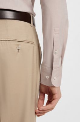 Camisa slim fit en sarga de algod&oacute;n el&aacute;stico de planchado f&aacute;cil, Beige