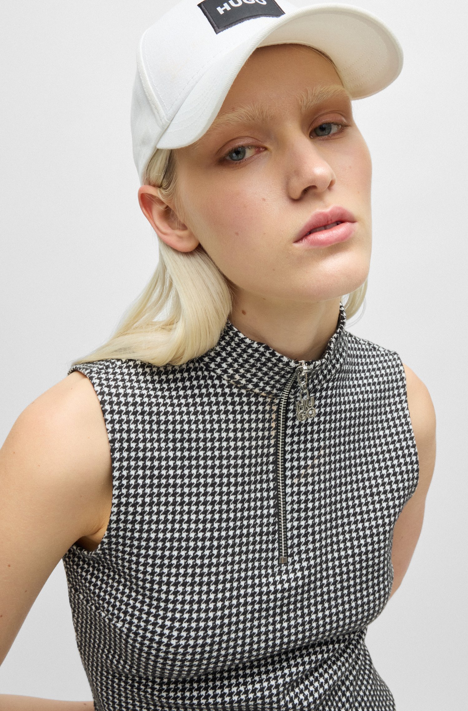 Top houndstooth jacquard with zip closure