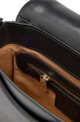 Signature-hardware saddle bag in leather, Black