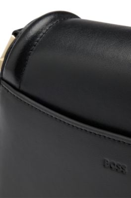 Besace en cuir avec garnitures en m&eacute;tal embl&eacute;matiques et monogramme, Noir